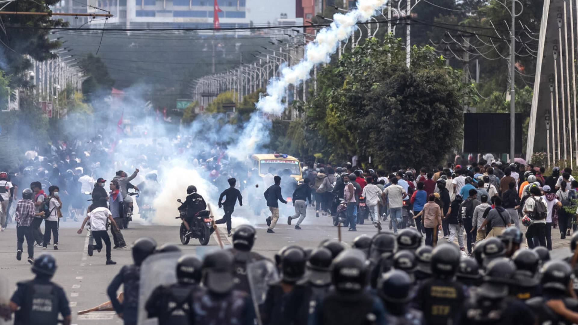 13,500 break out of Nepal prisons amid protests