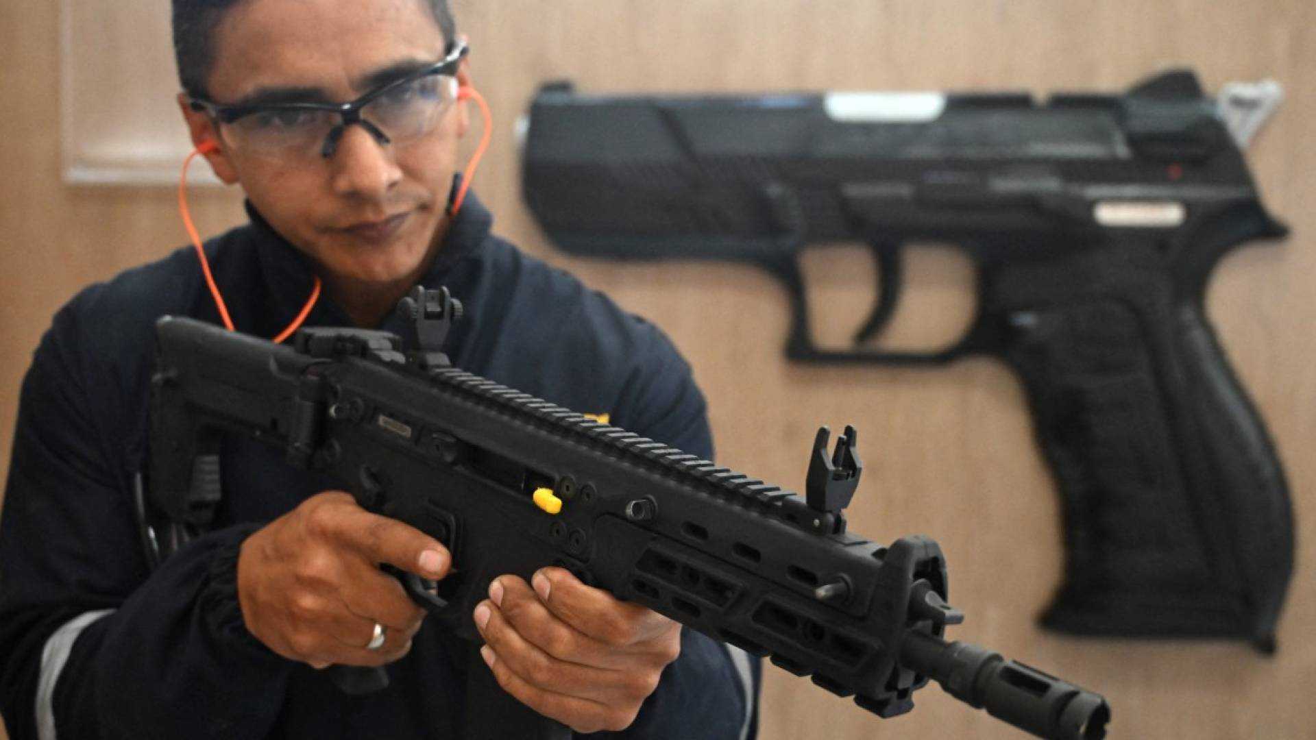 Colombia manufactures its first rifles to replace 'Israeli' weapons