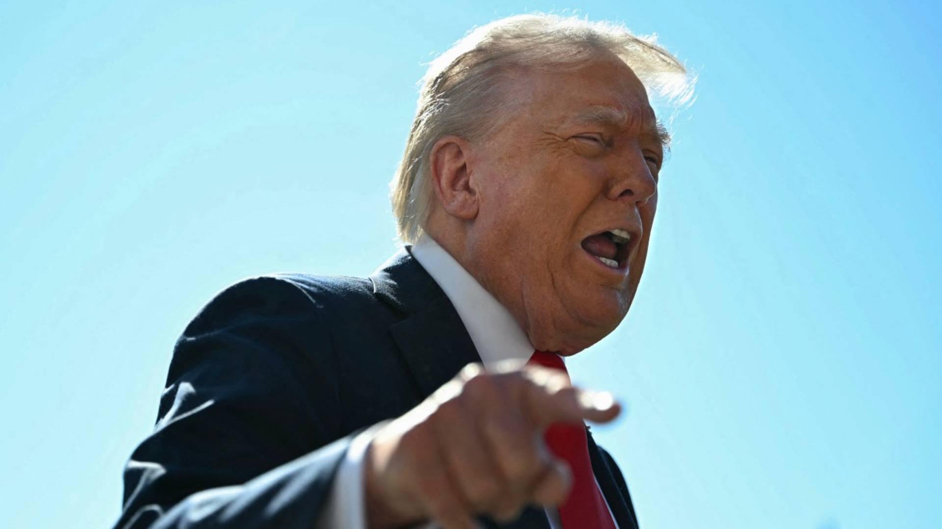 Trump labels Chicago “war zone”