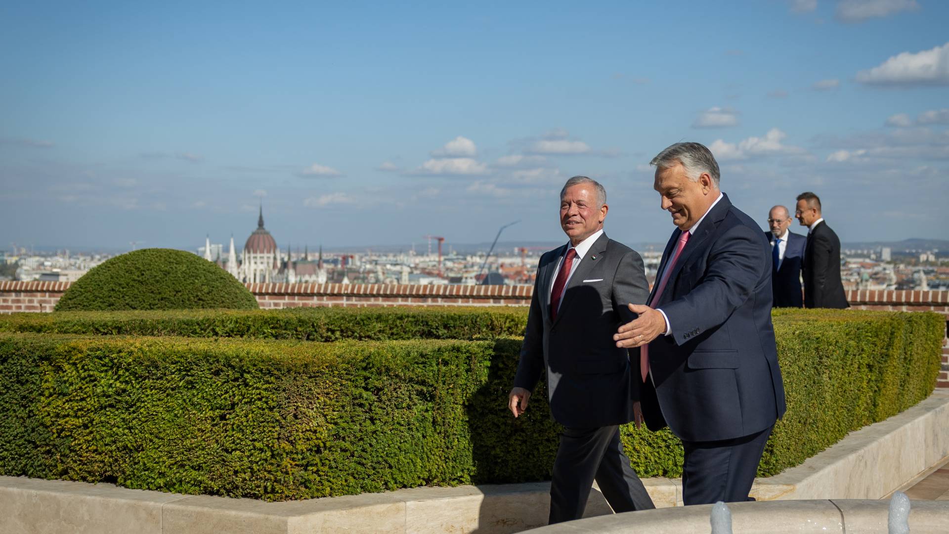 King meets with Hungary PM, calls for intensifying efforts to achieve regional, global peace