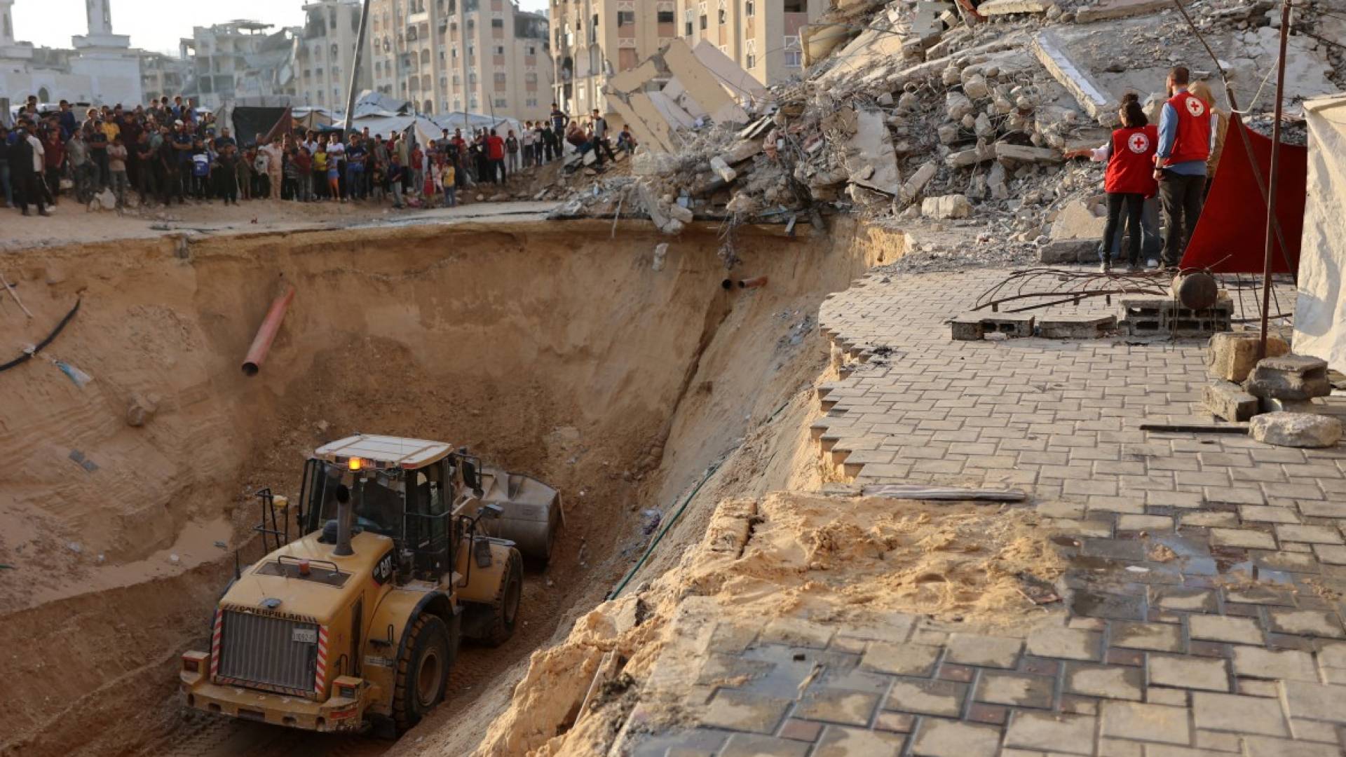 Egyptian team enters Gaza to help recover bodies of 'Israeli' captives