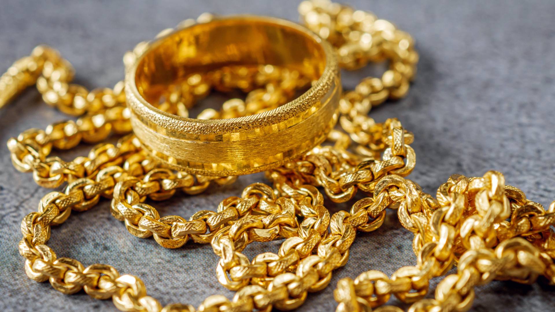 Jordan police arrest two women behind 100,000 dinar theft