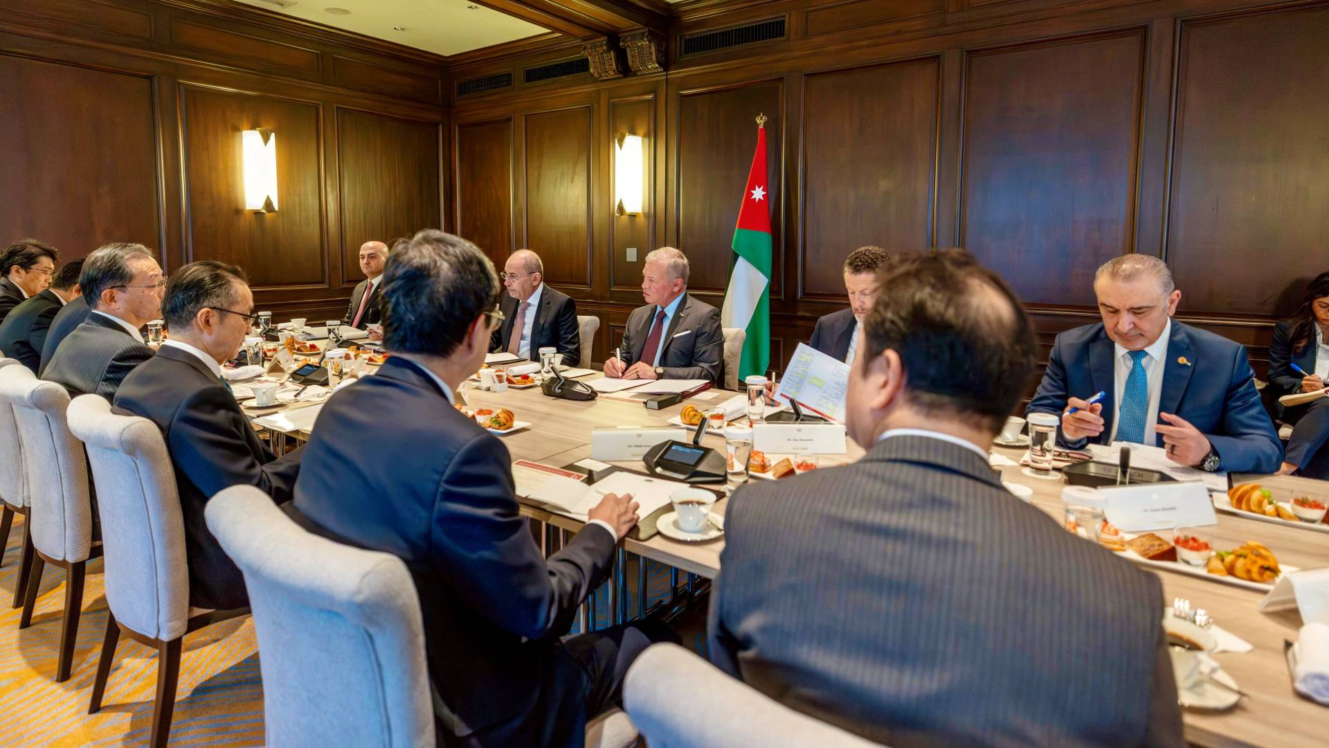 King meets representatives of Japanese companies, discusses economic, investment cooperation