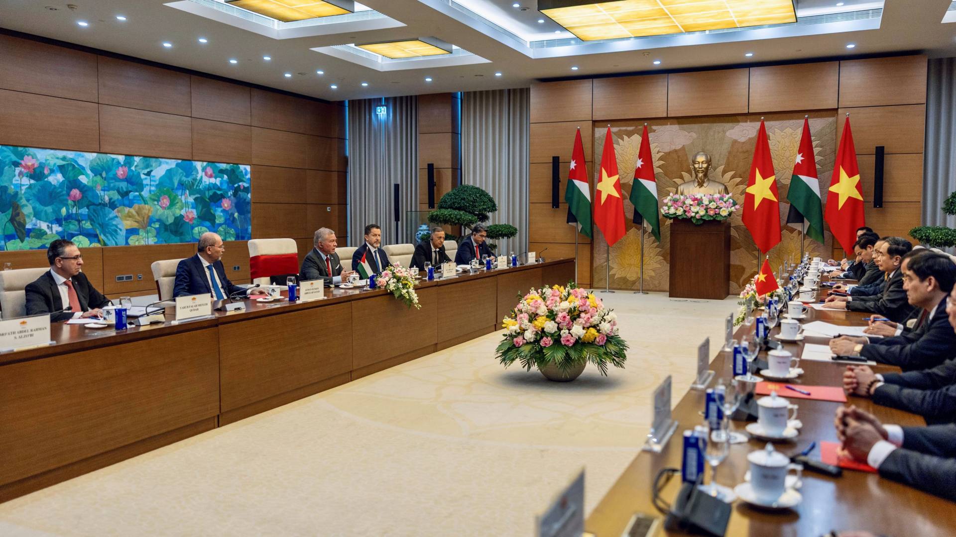 King meets with chairman of Vietnam National Assembly