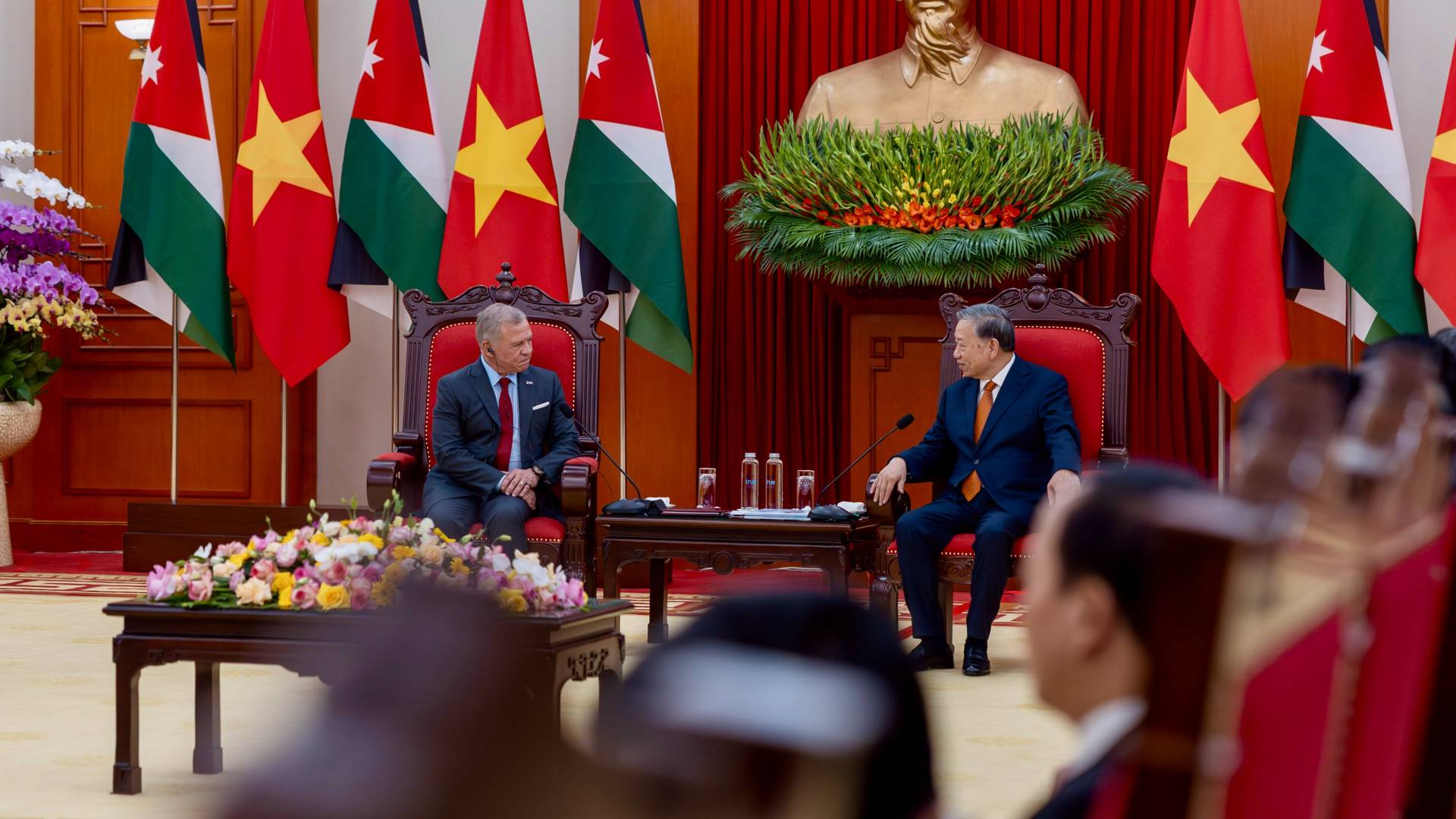 King meets with Vietnam Communist Party General Secretary