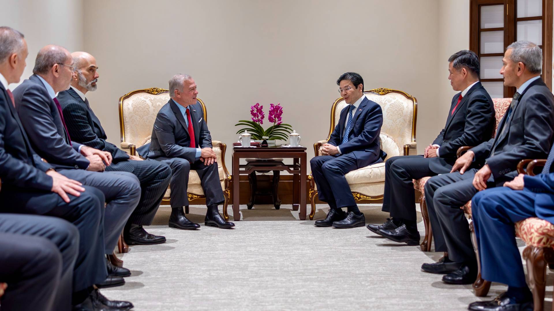 King meets with Singapore prime minister, finance minister