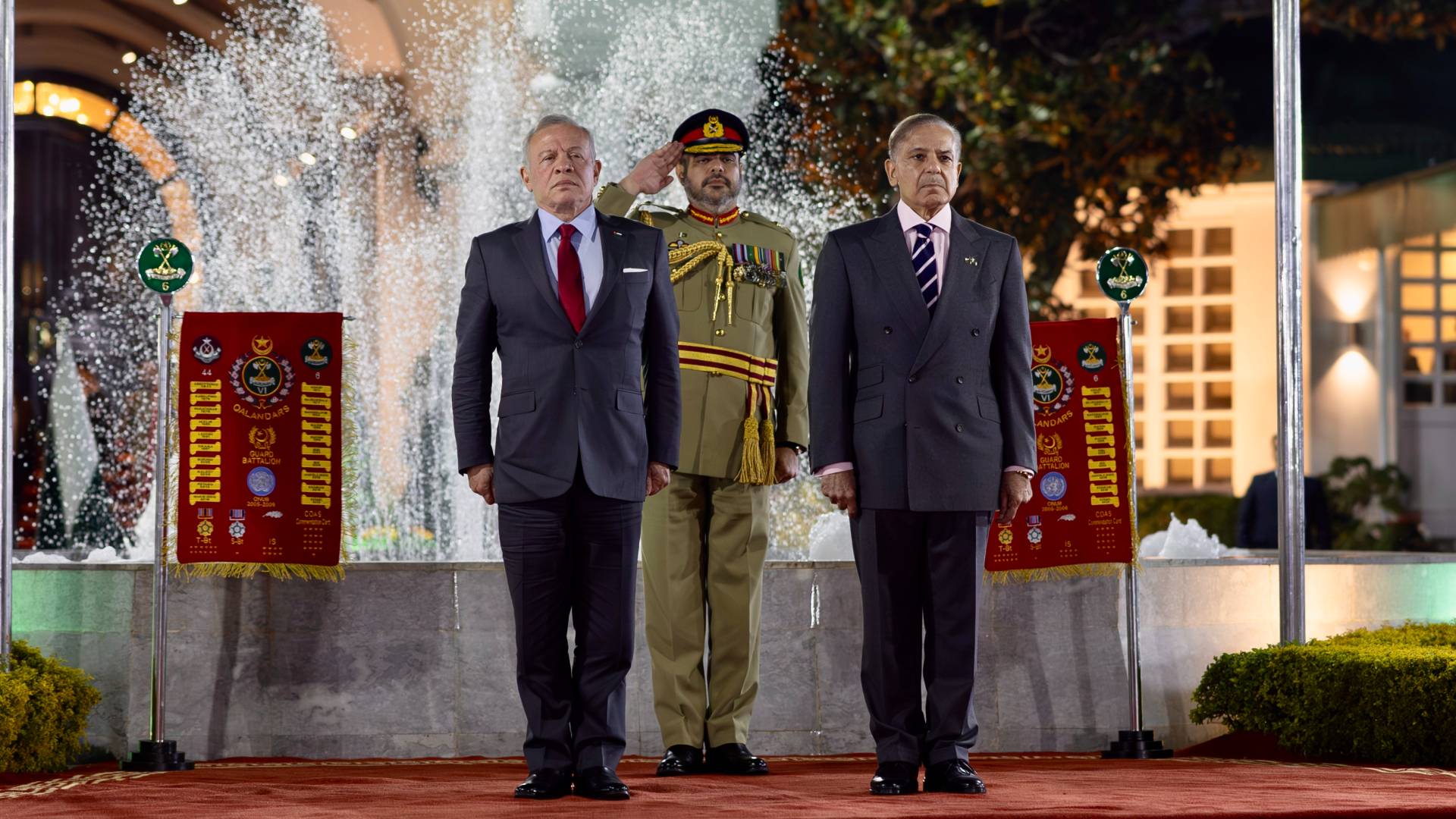 King meets with Pakistan PM in Islamabad, emphasises importance of expanding cooperation