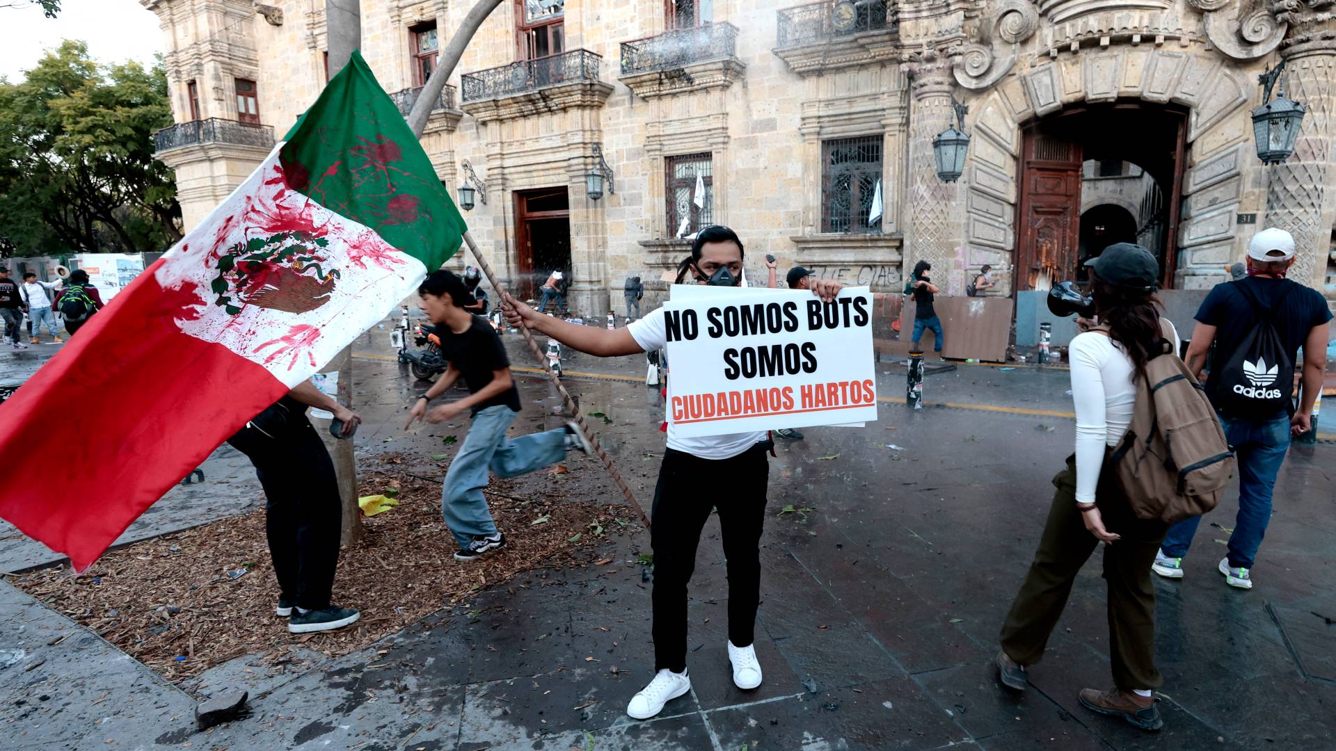 Clashes injure 120 at protest against Mexico president