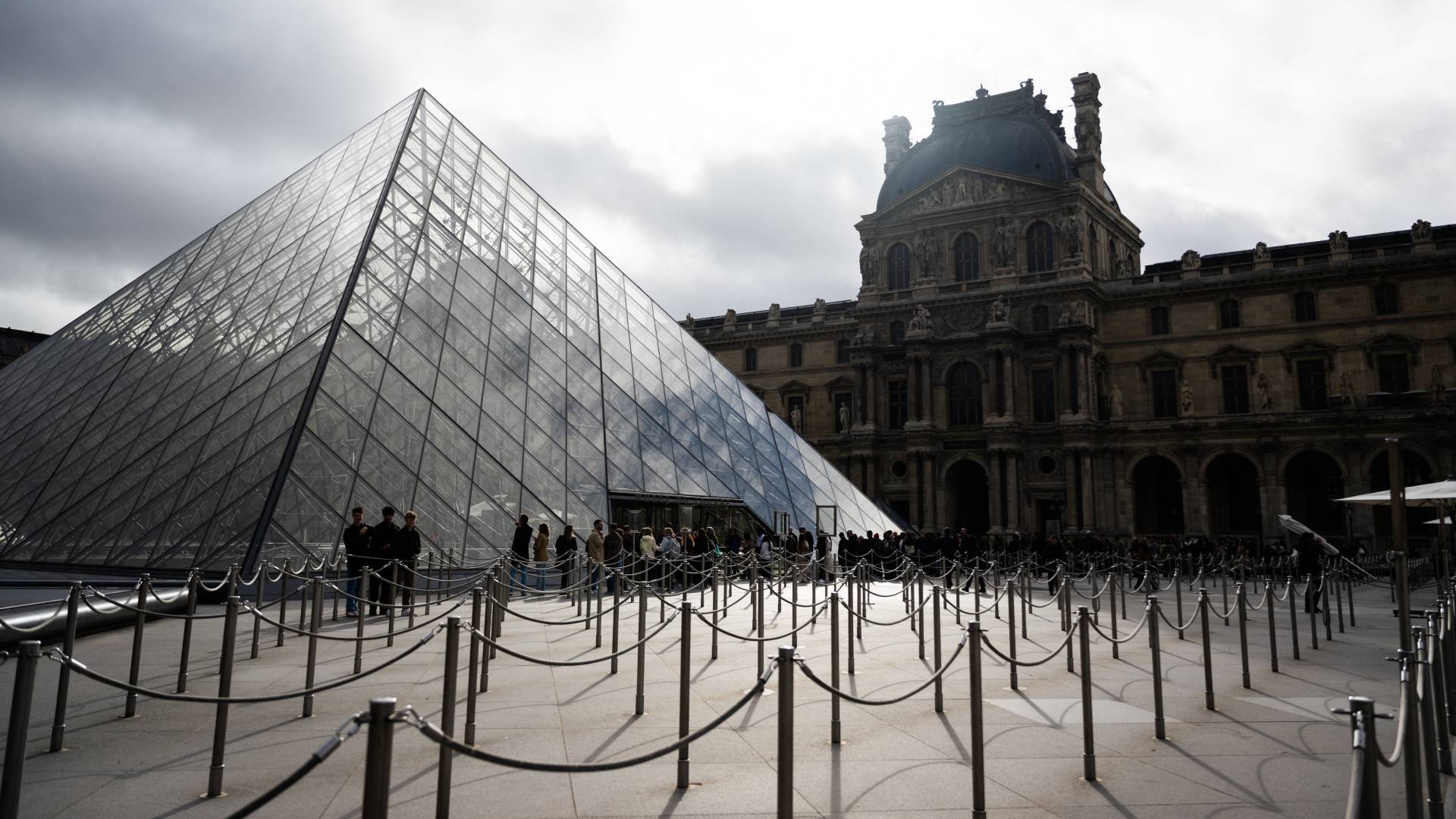 Louvre shuts gallery over ceiling safety fears