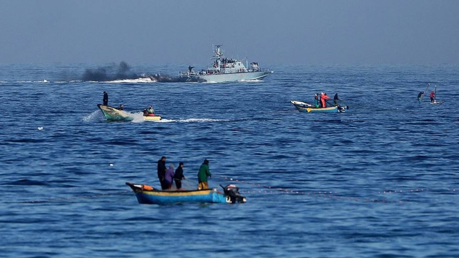 'Israeli' forces detain, kidnap three Palestinian fishermen off Gaza coast