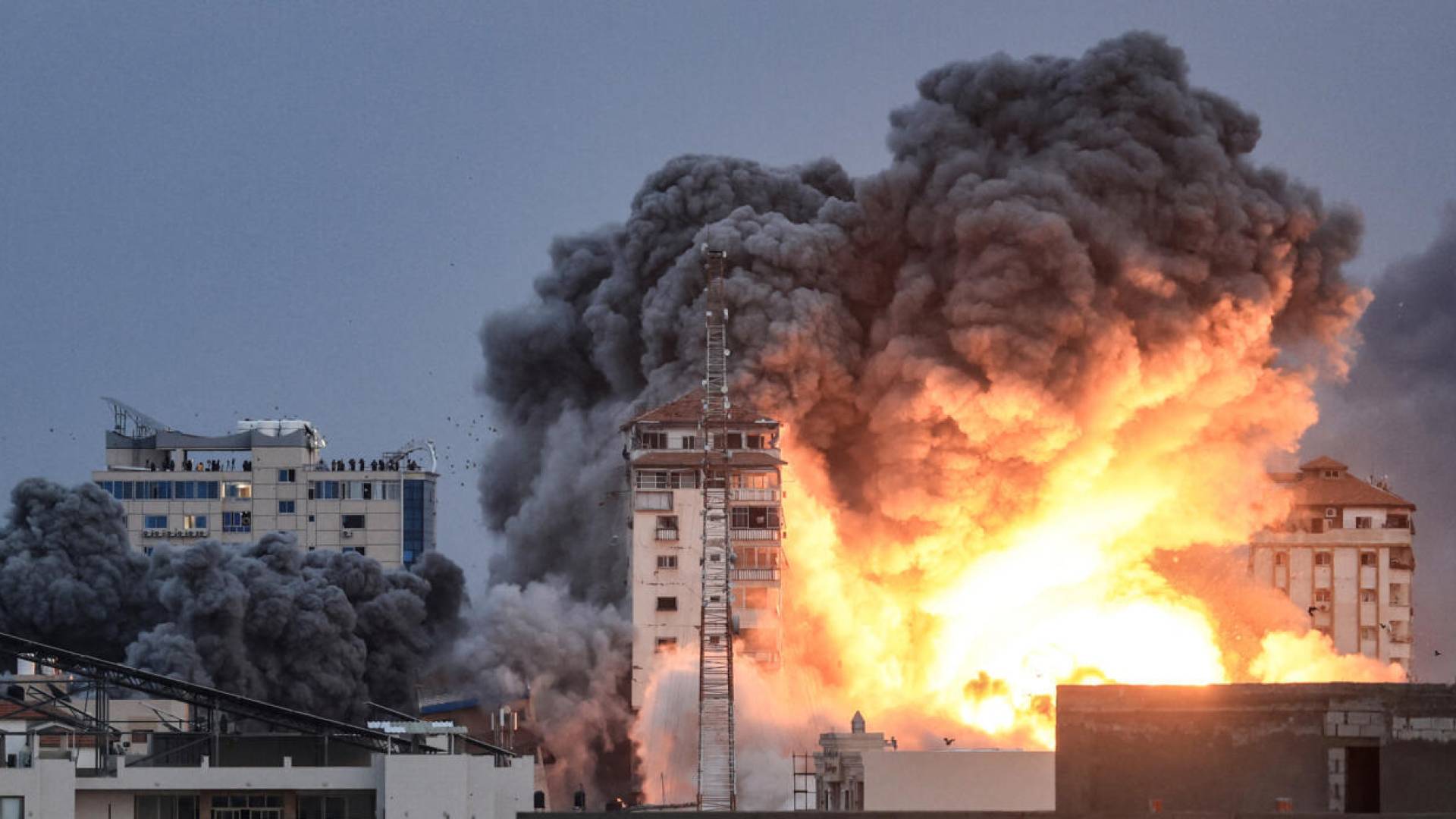 Heavy 'Israeli' strikes hit Khan Younis as tanks push into Gaza's yellow line