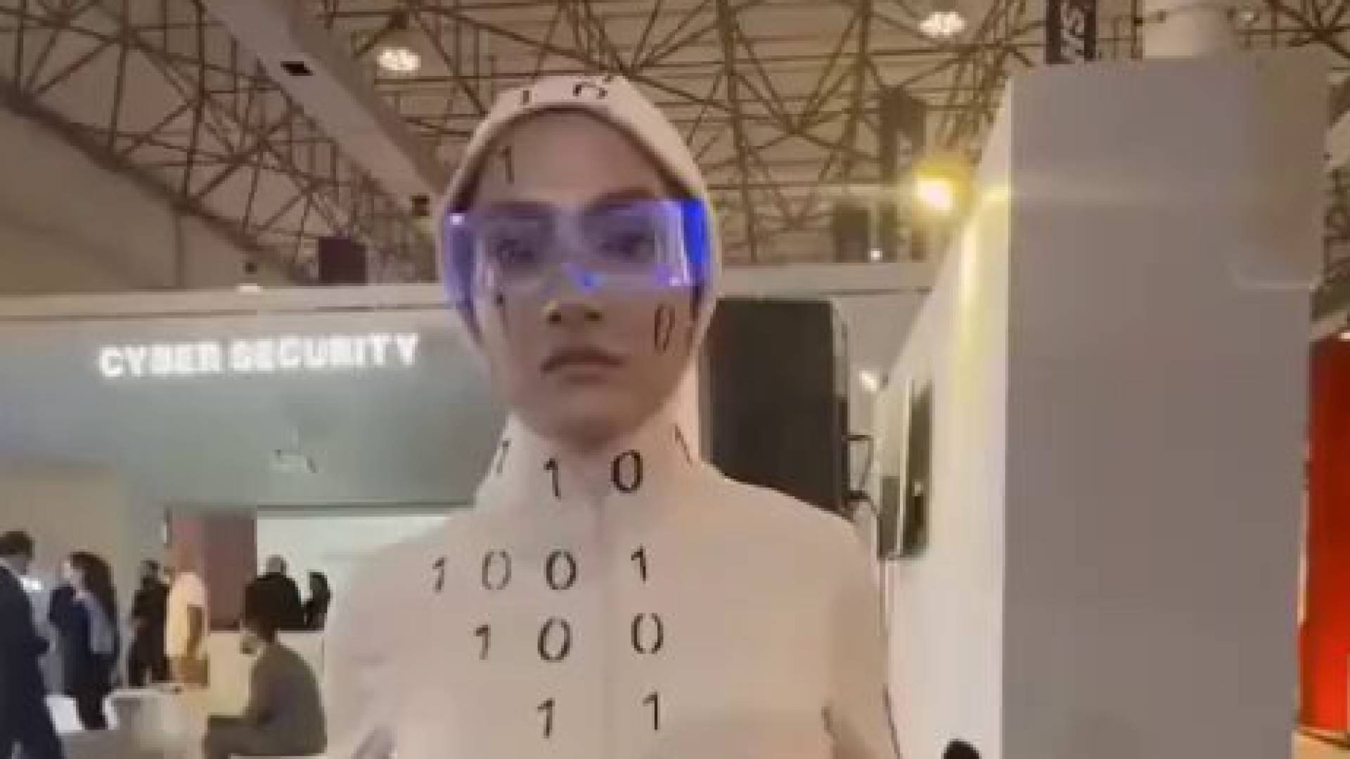 Iran expo faces ridicule for fake robot display