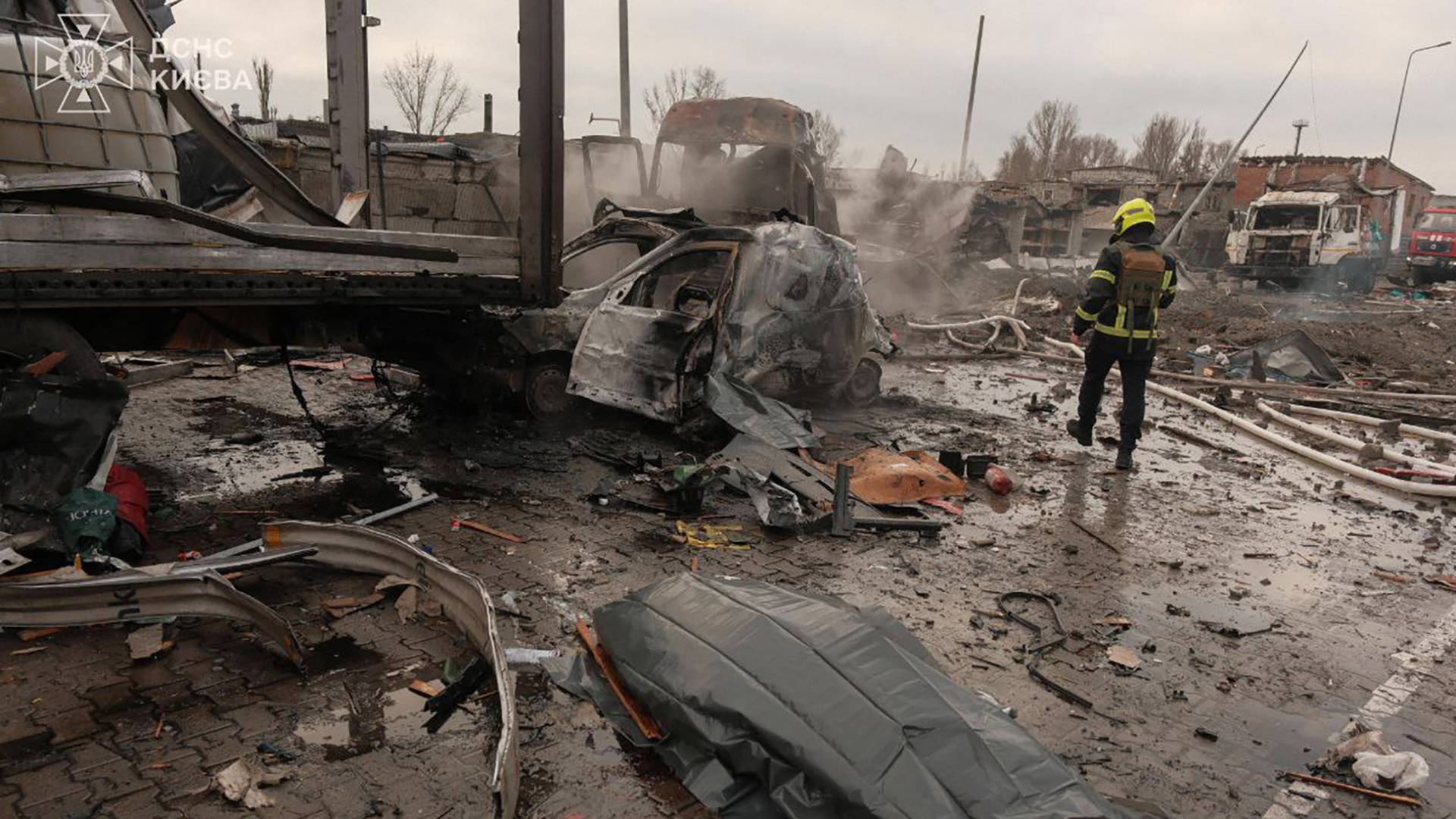 Ukraine, Russia trade deadly strikes as negotiators hammer at deal