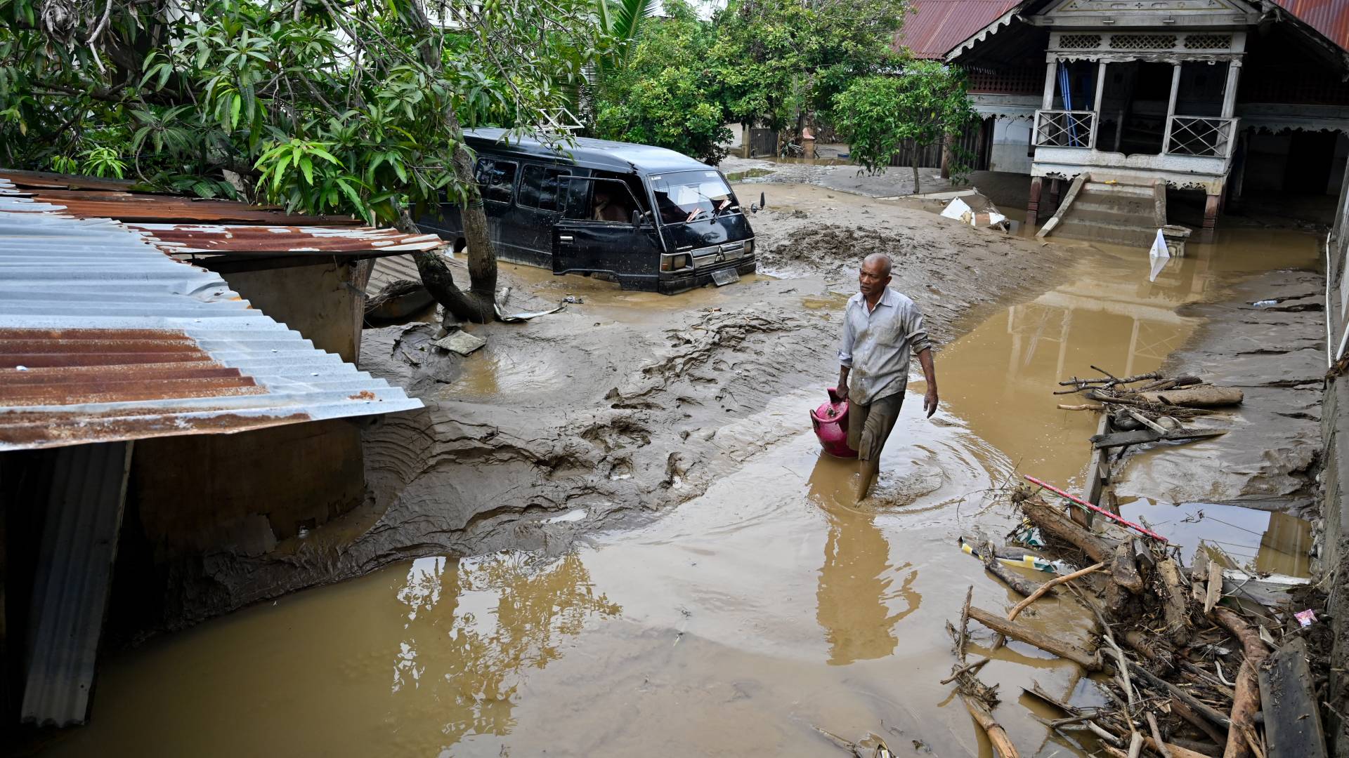 Death toll in Indonesia floods passes 200: disaster agency
