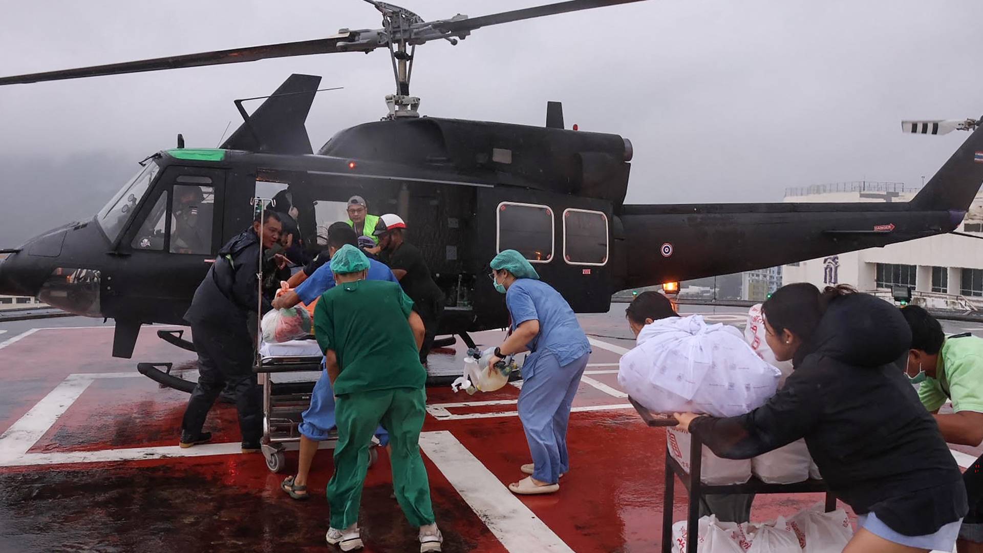 Asia floods death toll tops 1,100 as troops aid survivors