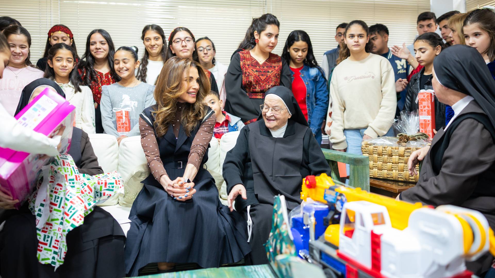 Queen Rania joins children's Christmas festivities at Mar Mansour Charitable Society