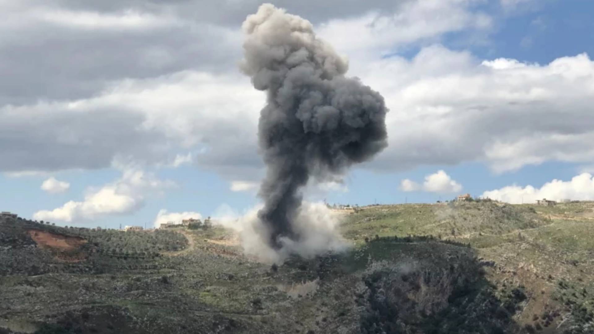 'Israel' signals strikes on Hezbollah sites in southern Lebanon