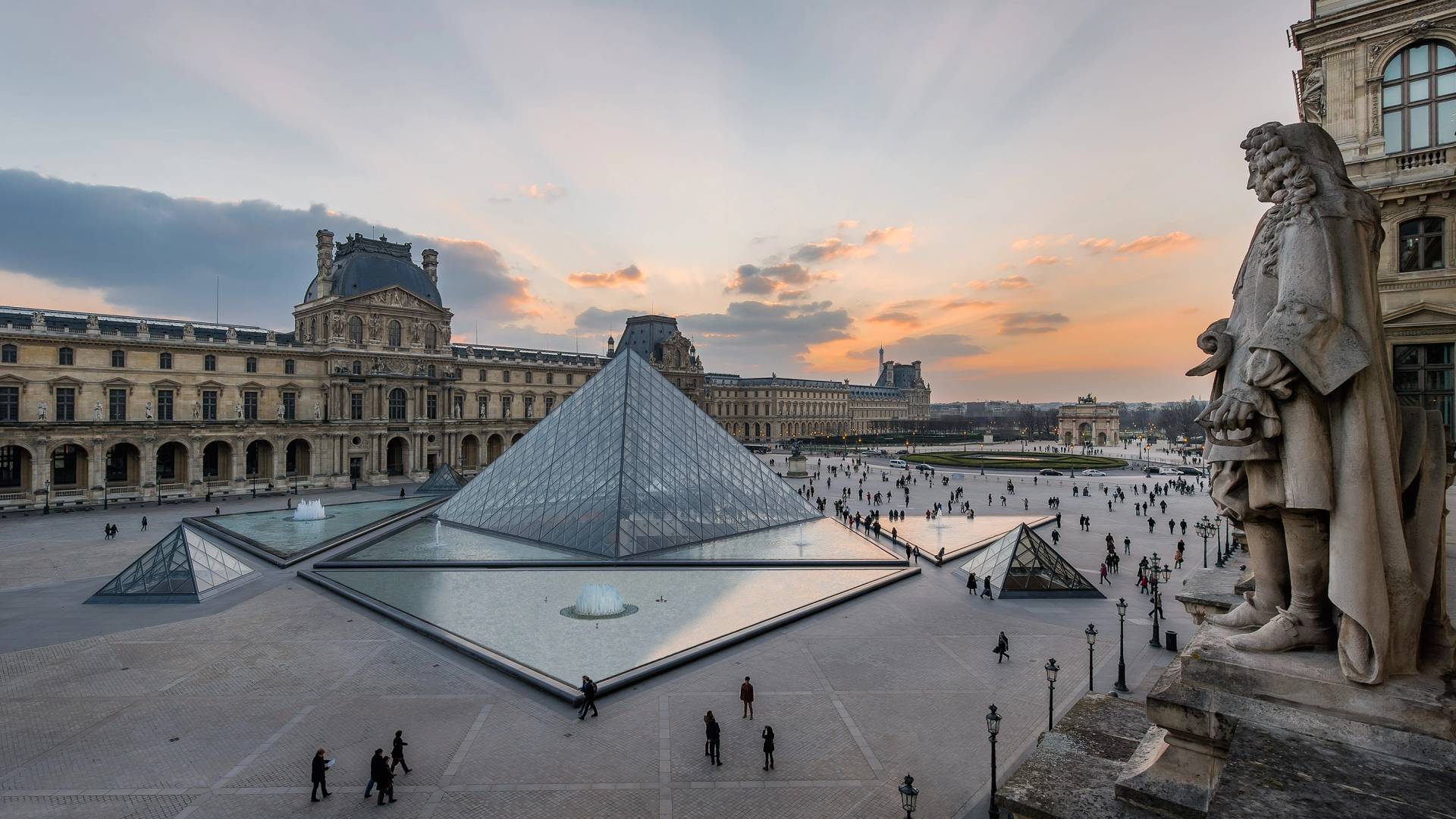 Water leak at Louvre damages hundreds of books
