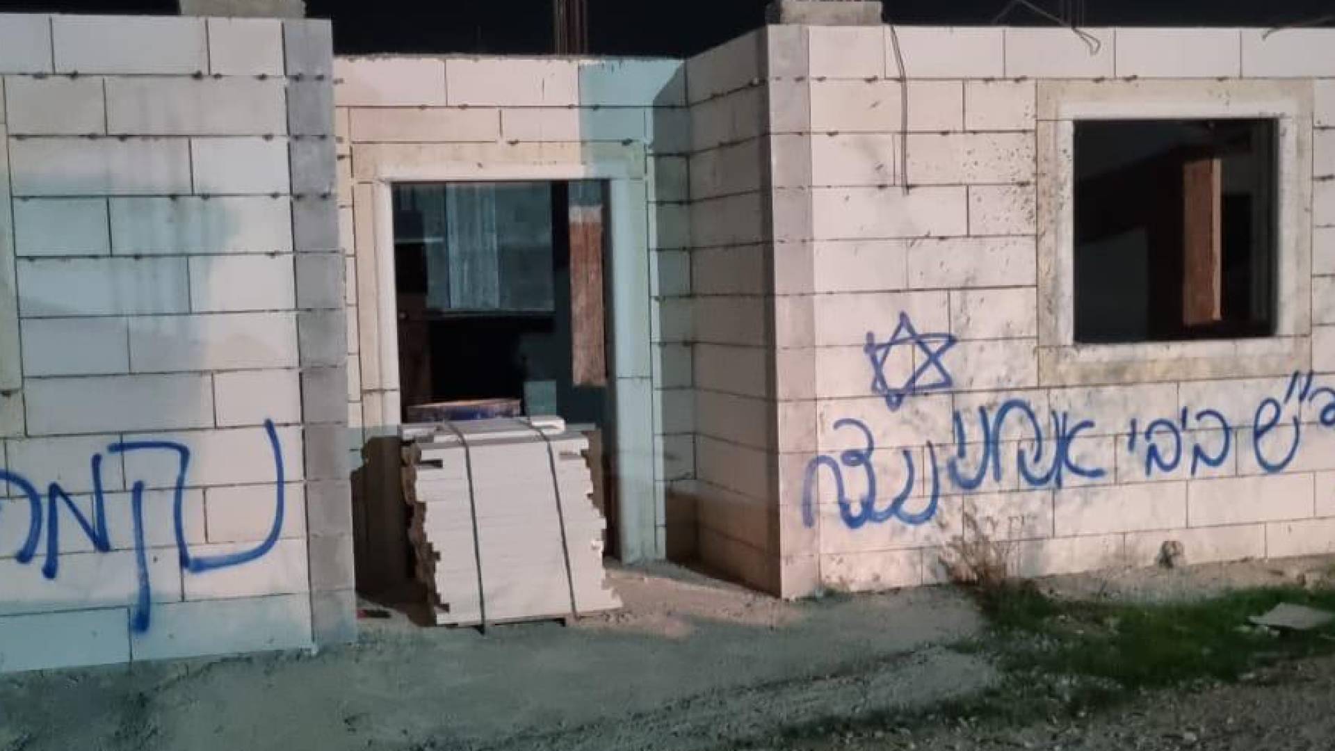 'Israeli' settlers torch vehicles in West Bank, leave graffiti reading “regards to Bibi”