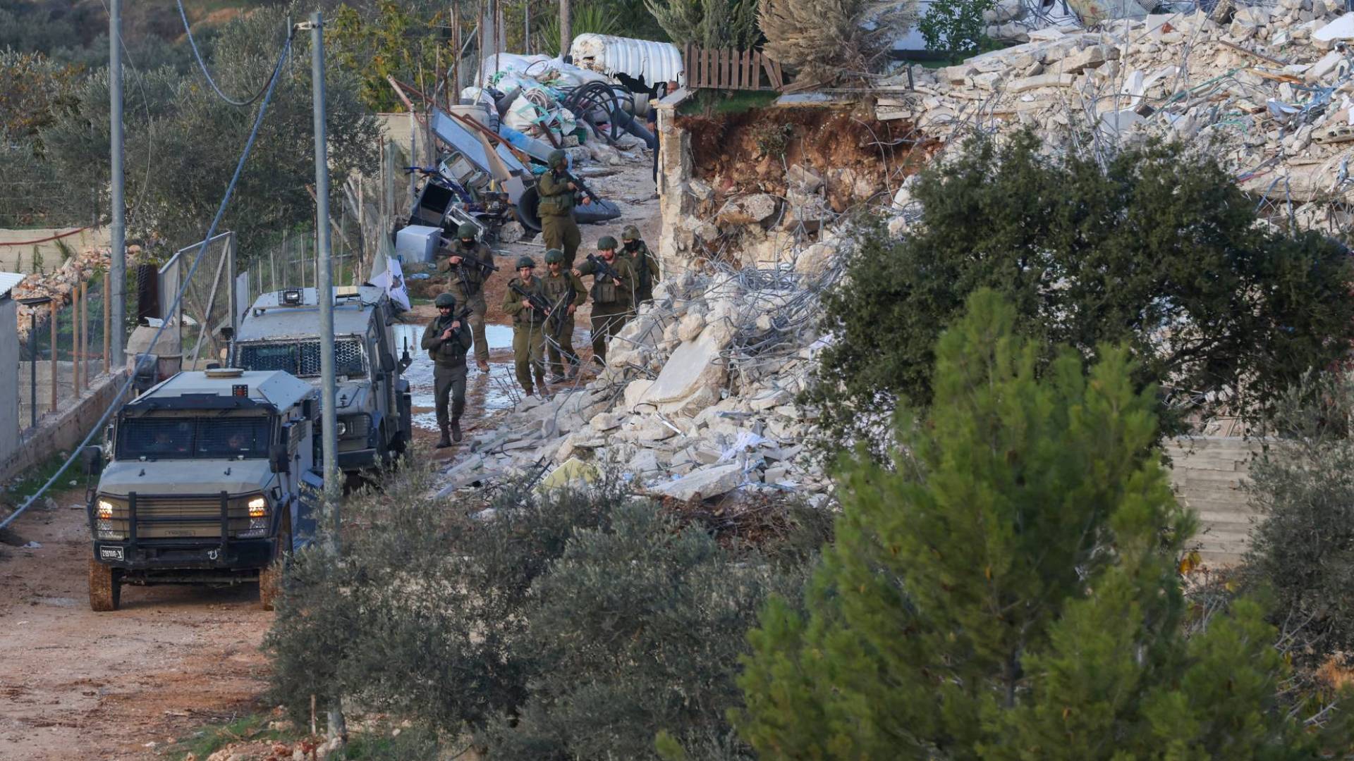 'Israeli' forces detain ten in pre-dawn raid on Salfit, West Bank