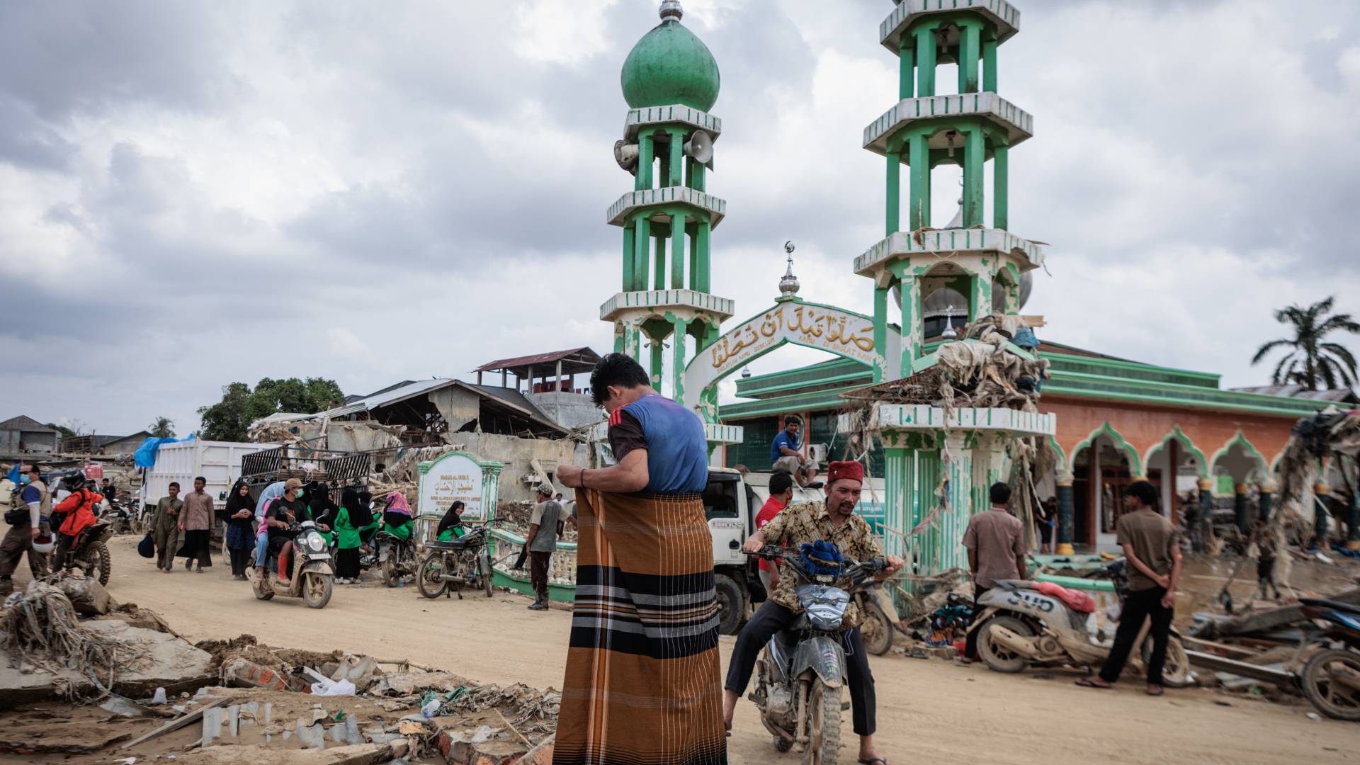 Indonesia flood death toll passes 1,000: rescuers
