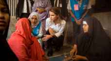 Jordan's Queen Rania stands beside Rohingya refugees