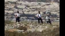 Israeli settlers throw stones at Palestinians resulting in two injuries