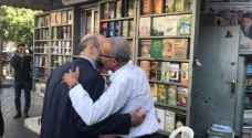 Razzaz visits bookshop, social media goes wild