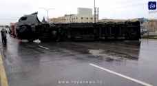 Truck overturns in Giza, blocks main road