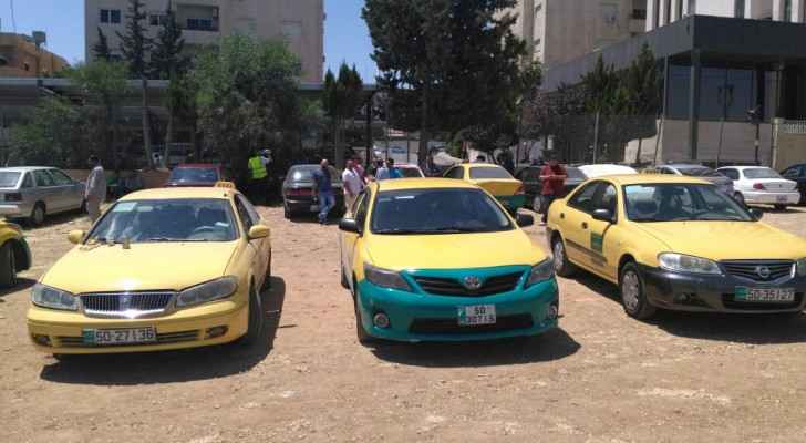 The taxi drivers protesting in front of the Ministry of Communication's building.