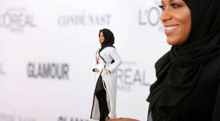 Ibtihaj hold a Hijabi barbie doll in the 2017 Glamour Women of the Year Awards in Brooklyn (Reuters)