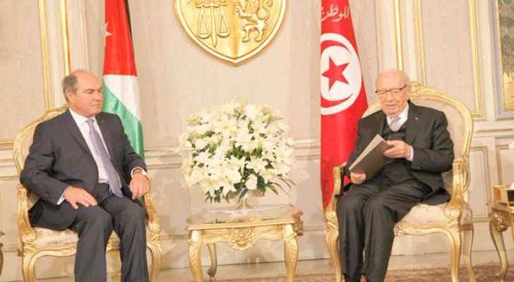 Prime Minister Hani Mulki delivers a letter from His Majesty King Abdullah to Tunisian President Beji Caid Essebsi in Tunis on Thursday. (Petra photo)
