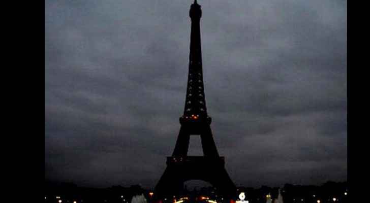 Paris turns Eiffel Tower's lights off in solidarity with Sinai's victims. (Archive)