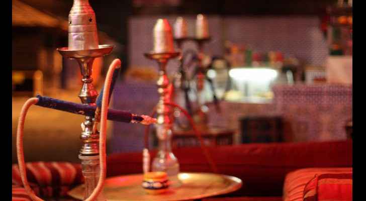 A large number of cafes in Amman continue to serve shisha without a license. (How2UAE)