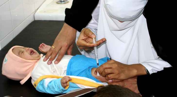 A doctor vaccinates a Yemeni child (Ben Barber, USAID)