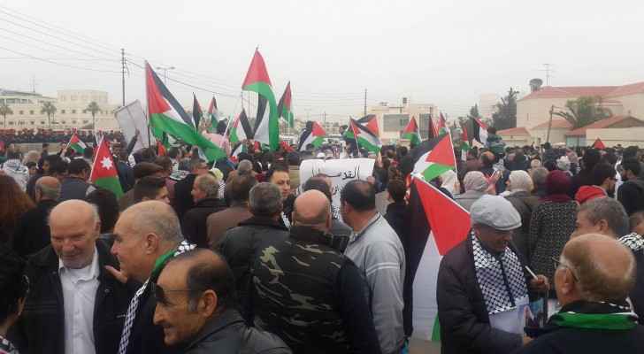 Jordanians continue to gather outside the Washington embassy. (Roya) 