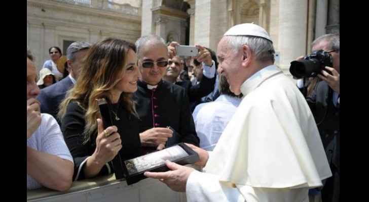 Samain presents a copy of her book to Pope Francis. (Mena FM)