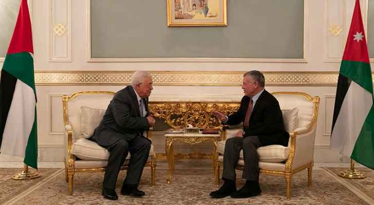 King meets Palestinian president in Tunis, urges support for Palestinians seeking legitimate rights