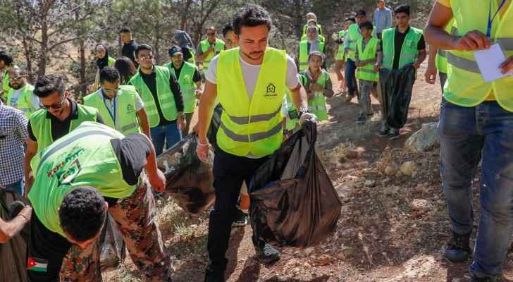 Photos: Crown Prince joins young volunteers participating in national clean-up campaign