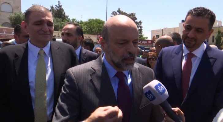 PM Razzaz calls on Jordanians to use buses operating through 'Amman Bus' project
