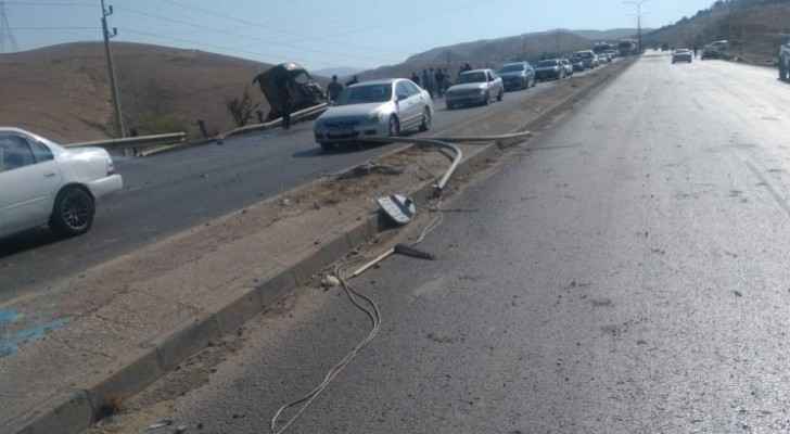 Photos: Two injured in truck deterioration accident on Amman-Dead Sea highway