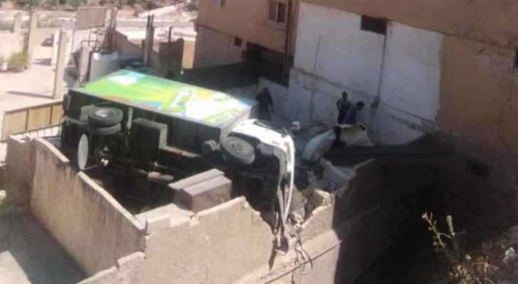 Photos: Mini truck overturns in Amman