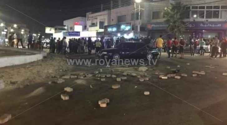 Protestors block Ramtha main roundabout with stones, burning tires