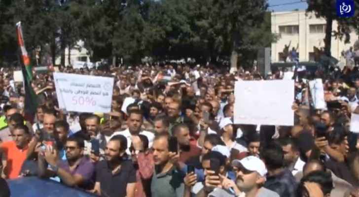 Video: Striking teachers organize protest march in Irbid
