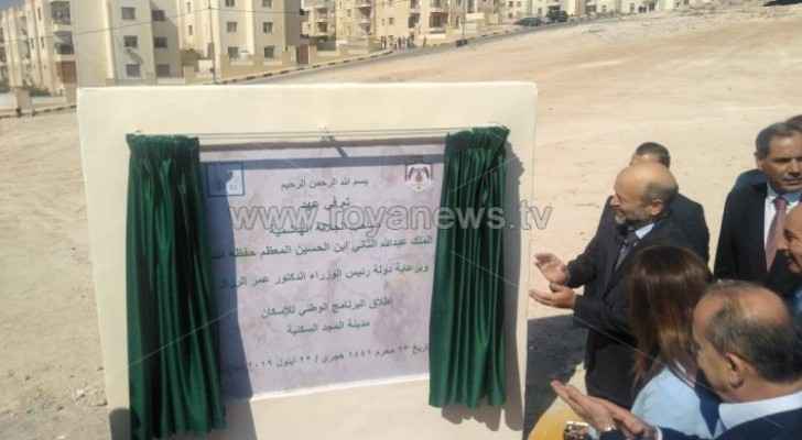 Razzaz visits Zarqa, launches National Housing Program