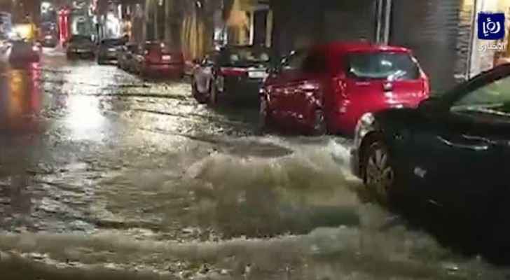 Video: Torrential rain causes high water level in Amman streets