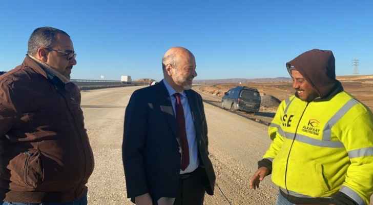 Razzaz: Desert highway maintenance project to be completed by the end of 2020