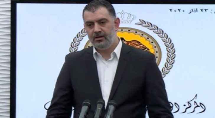 Labor Minister: People can go to banks or exchange companies only on foot