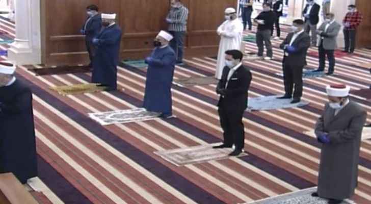 Crown Prince joins worshippers in Friday prayer at King Hussein Mosque