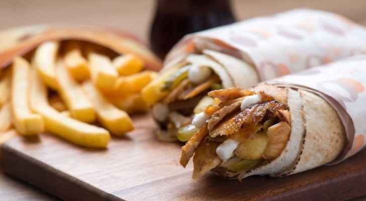 A child has died and more than 700 poisoned from Shawarma